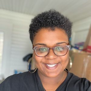 Meet your posher, Danielle 🥰